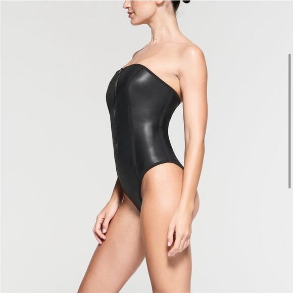 NWT SKIMS Rubberized Scuba Swim Strapless One Piece in Onyx - Size M - Picture 2 of 12